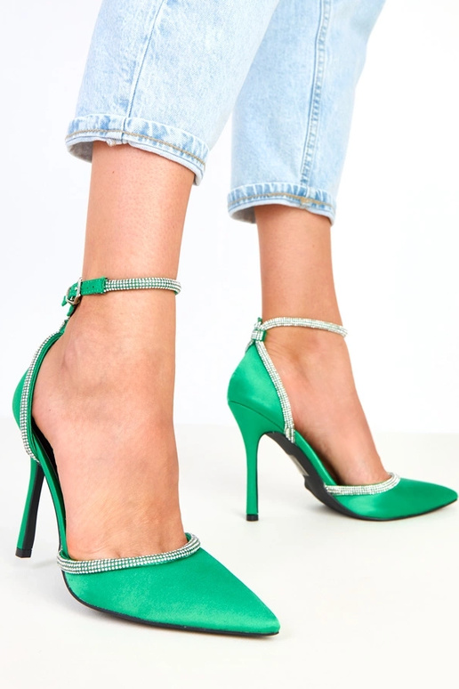 Zaļi satīna augstpapēžu zābaki ar... Zaļi satīna augstpapēžu zābaki ar...