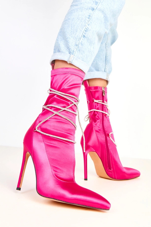 Rozā satīna zābaki uz papēža rotāti...