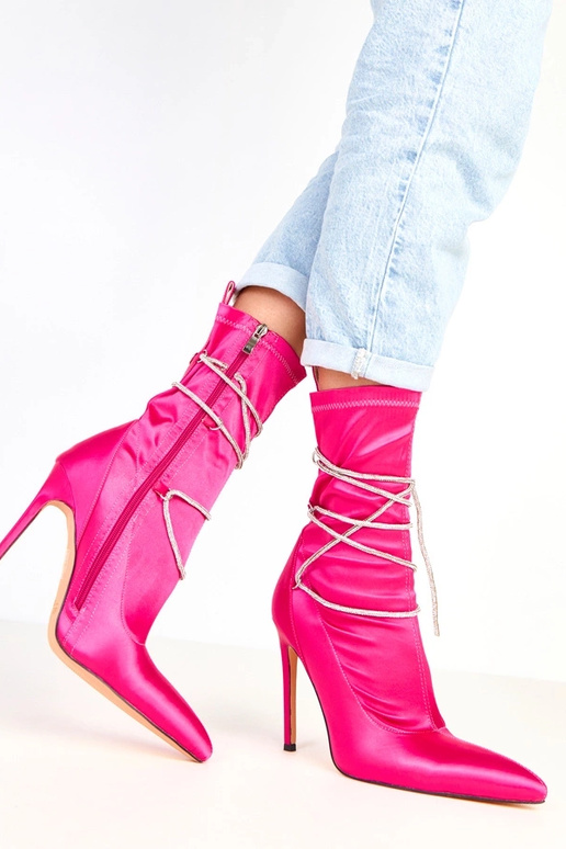 Rozā satīna zābaki uz papēža rotāti...