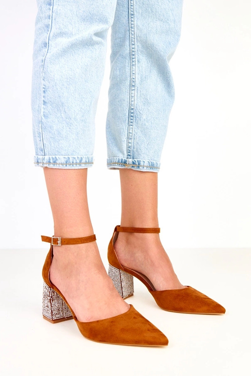 Brūni augstpapēžu zābaki uz stabiņa...