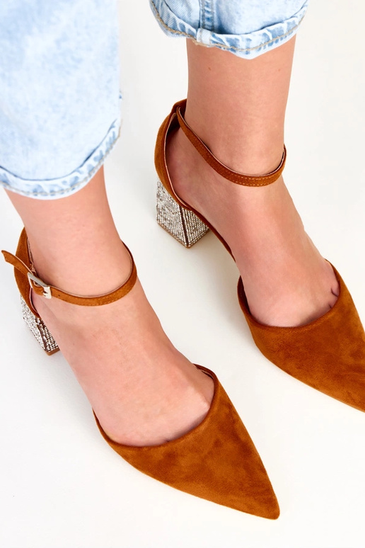 Brūni augstpapēžu zābaki uz stabiņa...