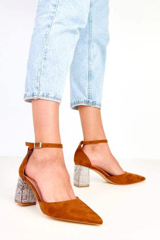 Brūni augstpapēžu zābaki uz stabiņa...