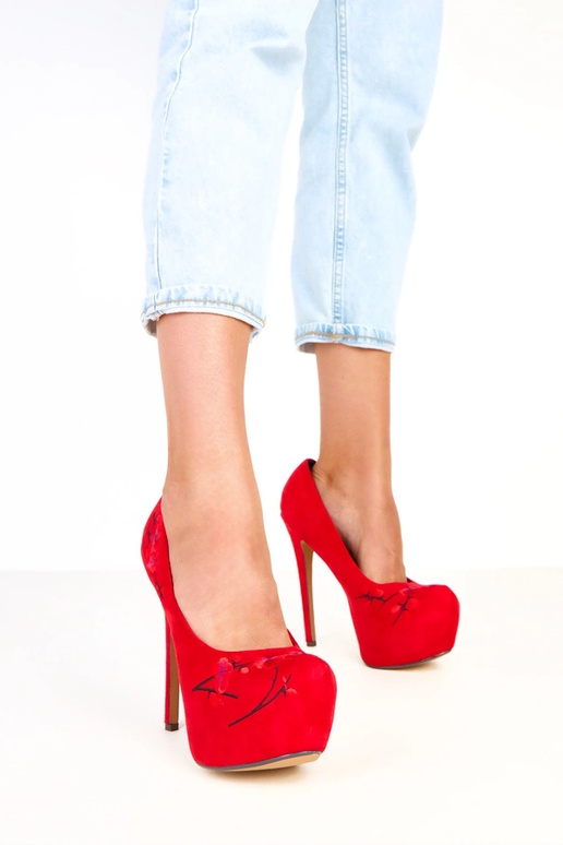 Sarkani augstpapēžu zābaki uz... Sarkani augstpapēžu zābaki uz...