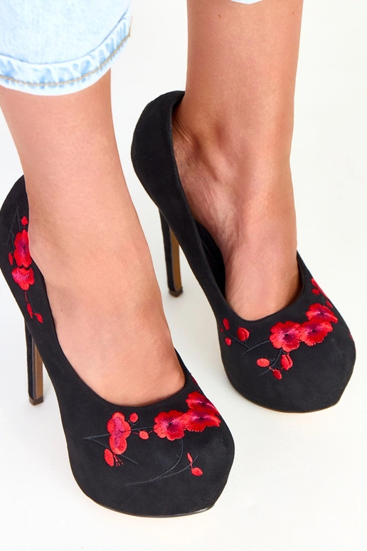 Melni augstpapēžu zābaki uz... Melni augstpapēžu zābaki uz...