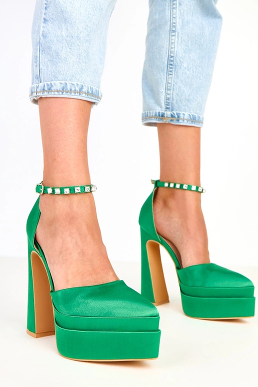 Zaļi augstpapēžu zābaki uz platformas...