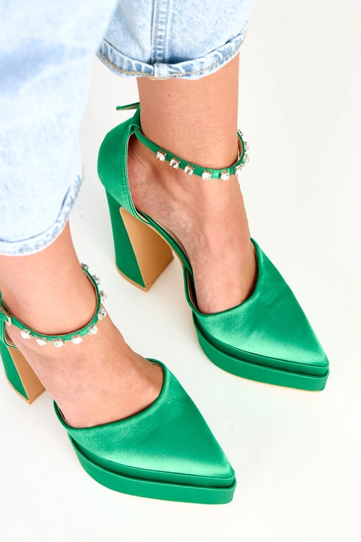 Zaļi augstpapēžu zābaki uz platformas...