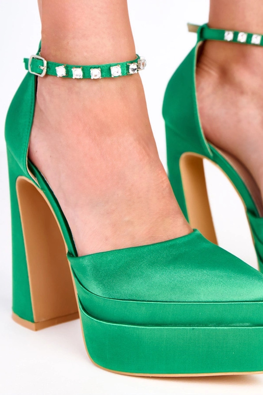 Zaļi augstpapēžu zābaki uz platformas...