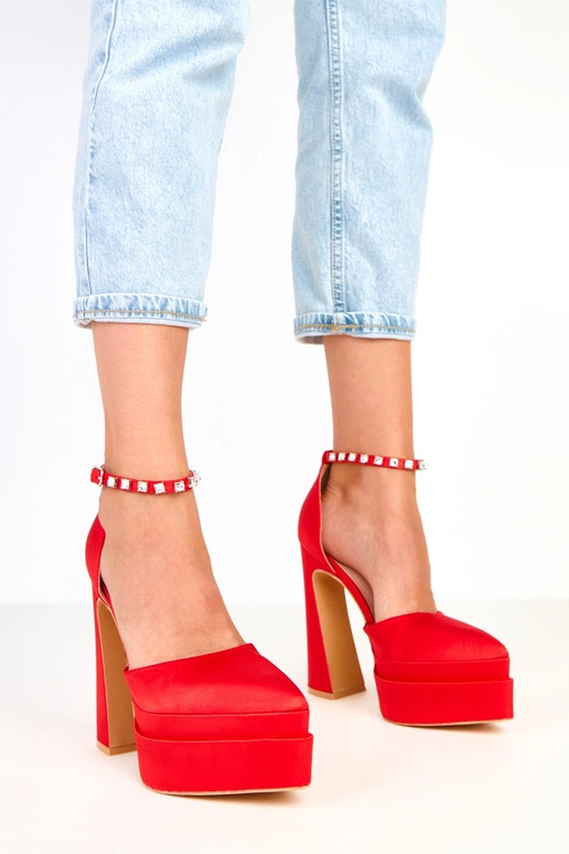 Sarkani augstpapēžu zābaki uz...