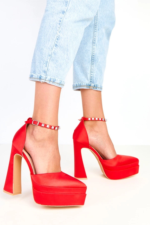 Sarkani augstpapēžu zābaki uz...