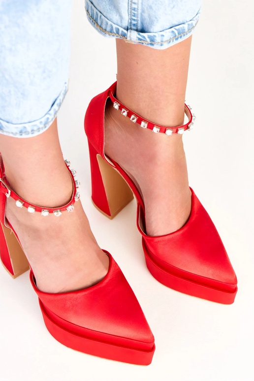 Sarkani augstpapēžu zābaki uz...