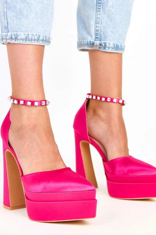 Rozā augstpapēžu zābaki uz platformas...