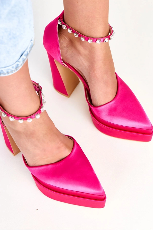 Rozā augstpapēžu zābaki uz platformas...