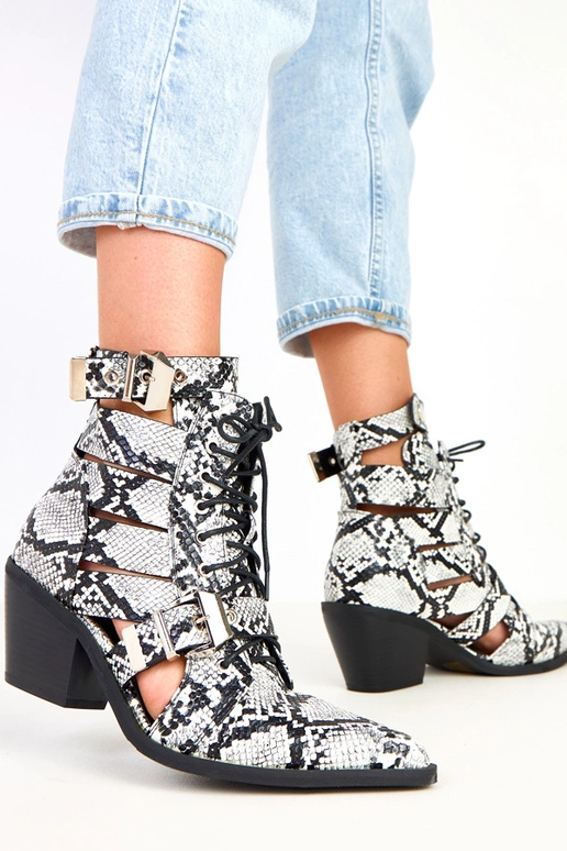 Melnbalti zābaki uz stabiņa ar auklām...