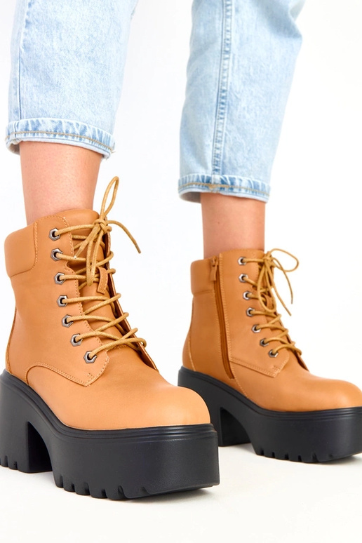 Brūni zābaki uz masīva papēža un...