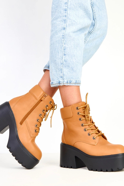 Brūni zābaki uz masīva papēža un...