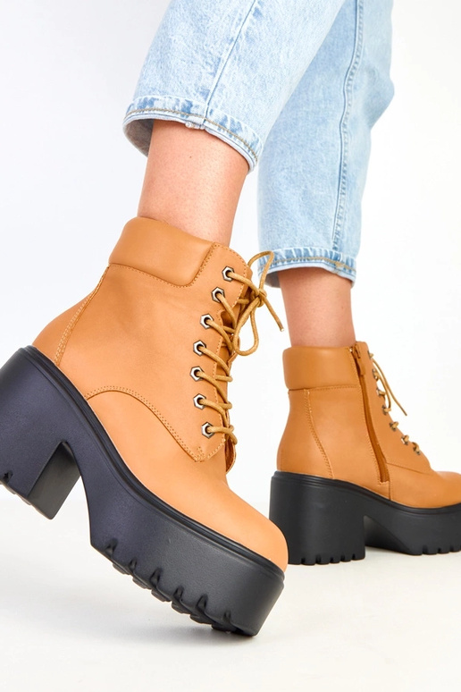 Brūni zābaki uz masīva papēža un...