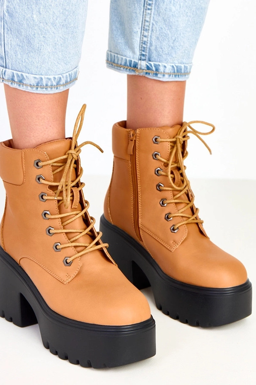 Brūni zābaki uz masīva papēža un...