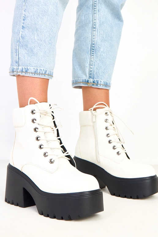 Balti zābaki uz masīva papēža un...