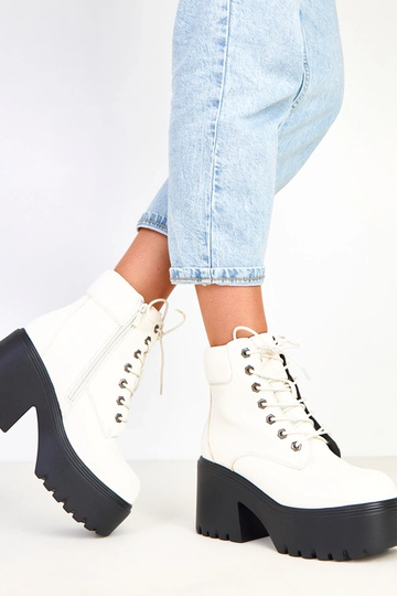 Balti zābaki uz masīva... 2