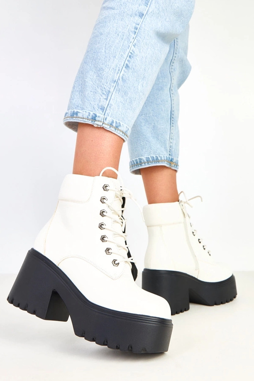 Balti zābaki uz masīva papēža un...