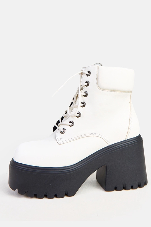 Balti zābaki uz masīva papēža un...