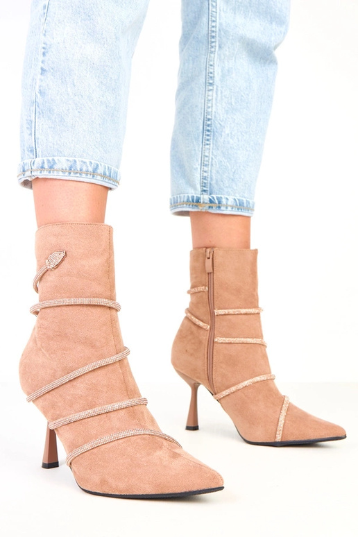 Smilšu krāsas zābaki uz papēža rotāti...