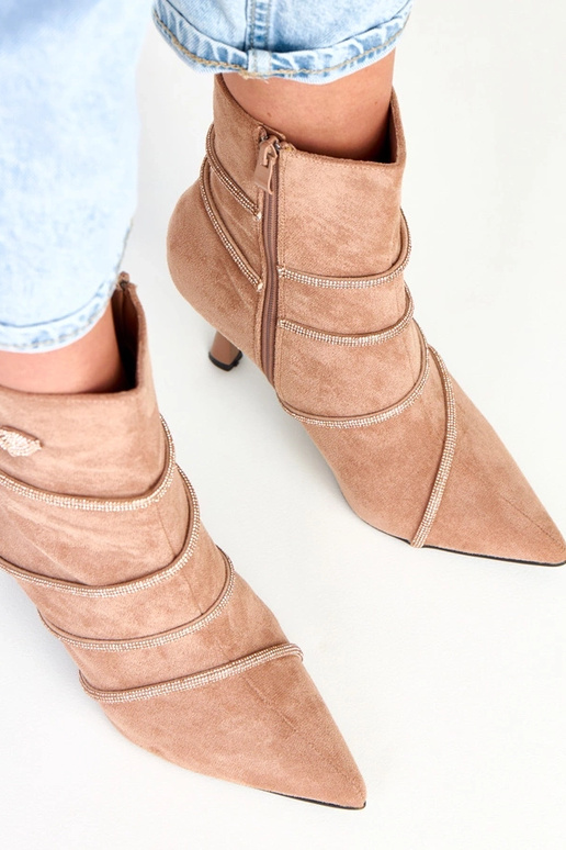 Smilšu krāsas zābaki uz papēža rotāti...