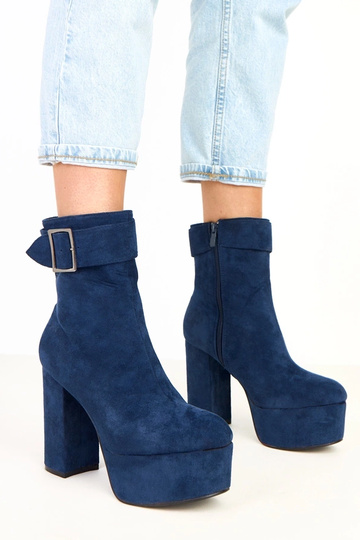 Tumši zili zābaki uz...