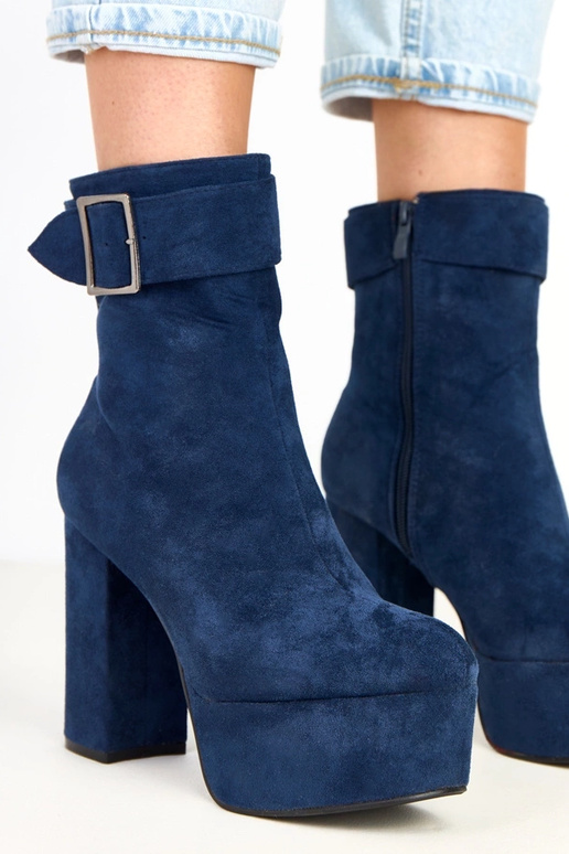 Tumši zili zābaki uz platformas ar...