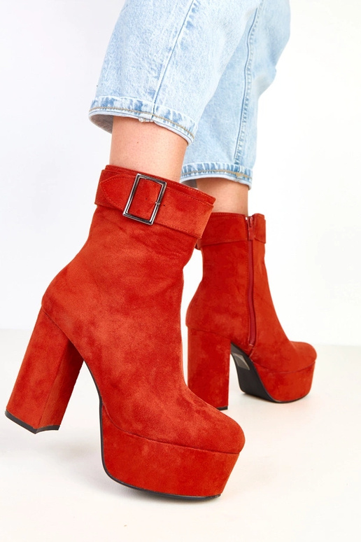 Oranži zābaki uz platformas ar...