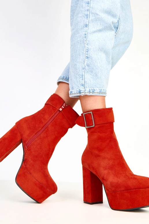 Oranži zābaki uz platformas ar...