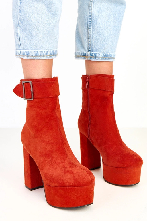 Oranži zābaki uz platformas ar...