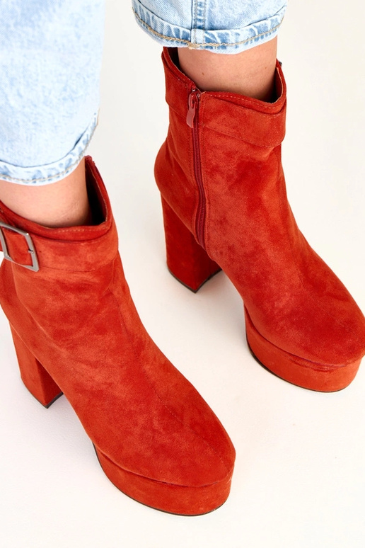 Oranži zābaki uz platformas ar...