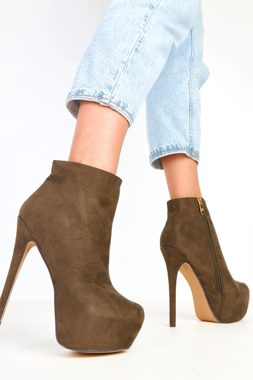 Zaļi zamša zābaciņi uz platformas un...