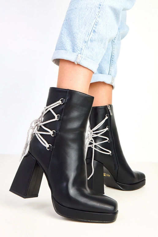 Melni zābaciņi uz stabiņa dekorēti ar...