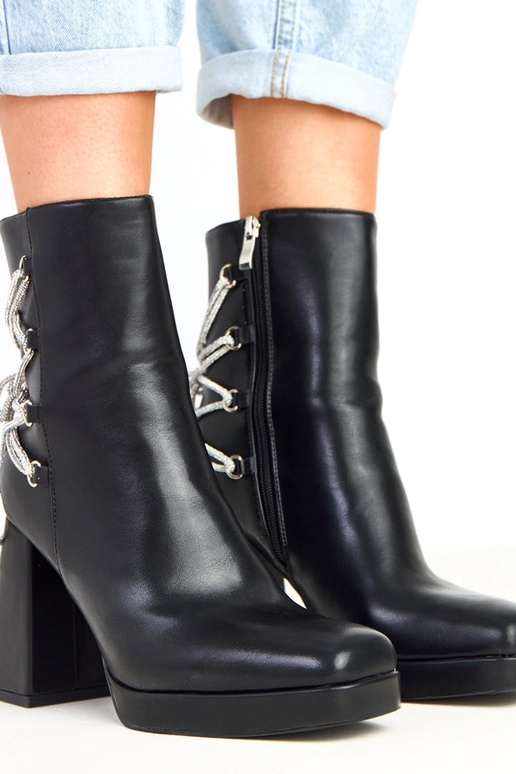 Melni zābaciņi uz stabiņa dekorēti ar...