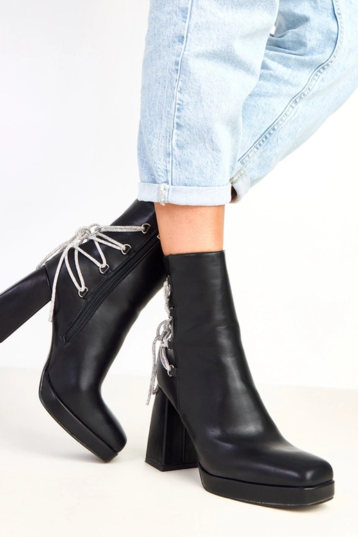 Melni zābaciņi uz stabiņa dekorēti ar...