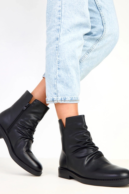 Melni sieviešu zābaciņi ar volāniem...