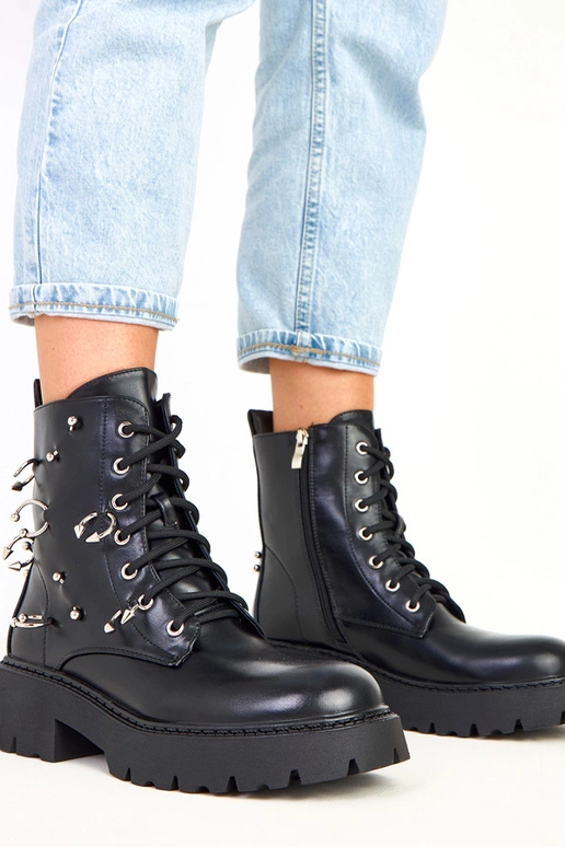 Melni zābaciņi uz platformas ar...