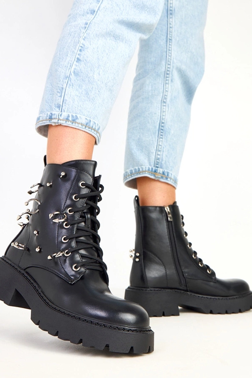 Melni zābaciņi uz platformas ar...