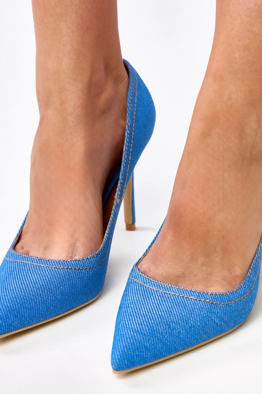 Gaiši zili augstpapēžu kurpes, kas... Gaiši zili augstpapēžu kurpes, kas...