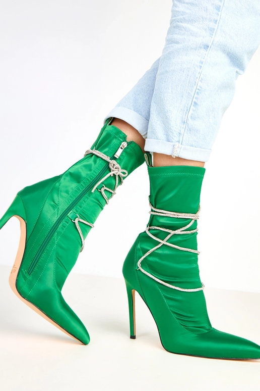 Zaļi satīna zābaciņi uz papēžiem...