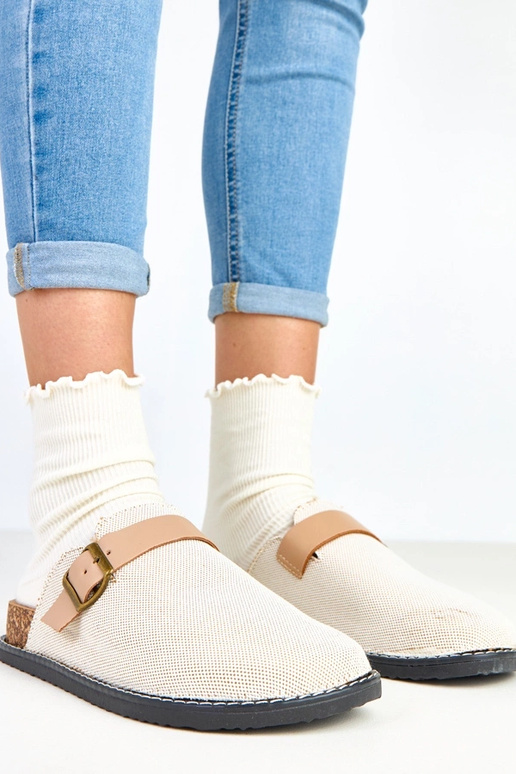 Smilšu krāsas čības uz korķa...