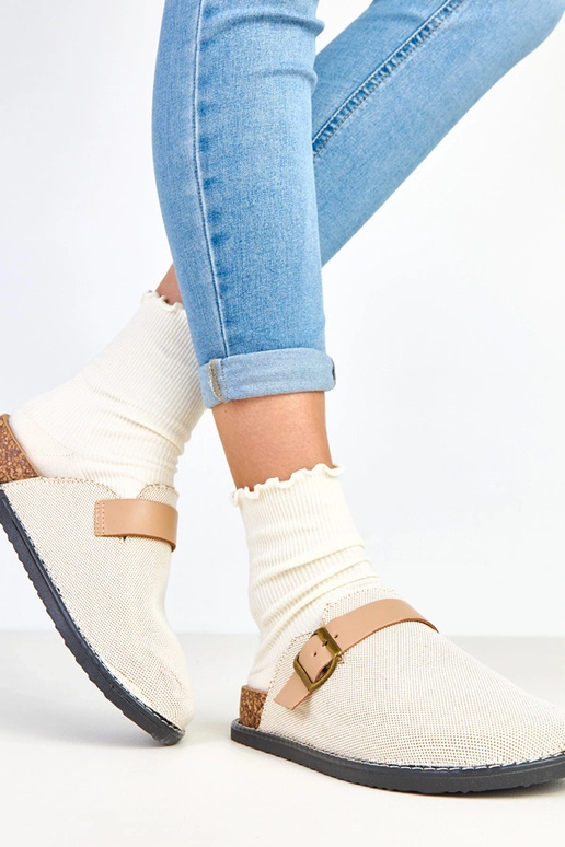 Smilšu krāsas čības uz korķa...