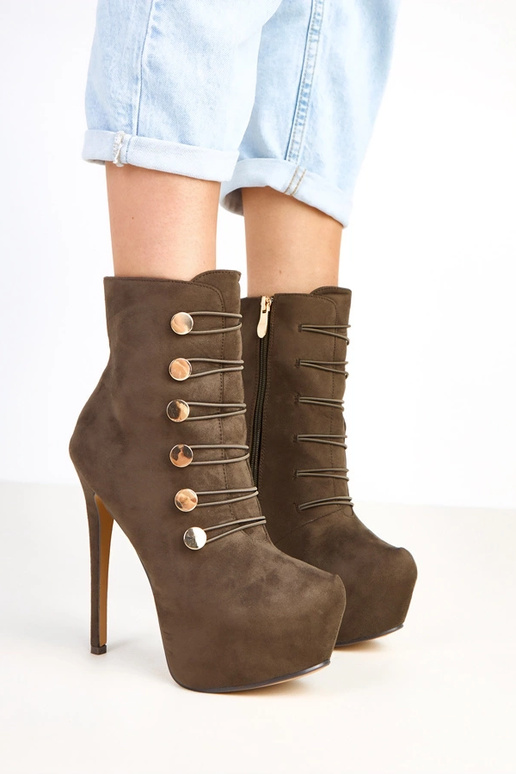 Zaļās botīnes uz platformas un augsta...