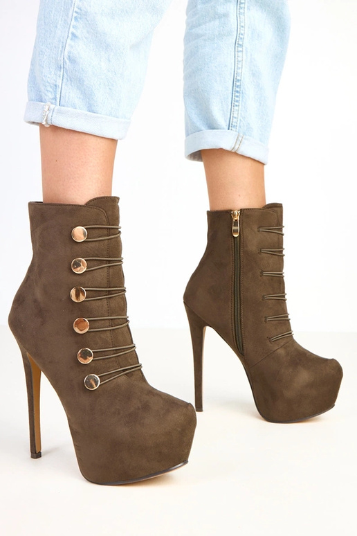 Zaļās botīnes uz platformas un augsta...