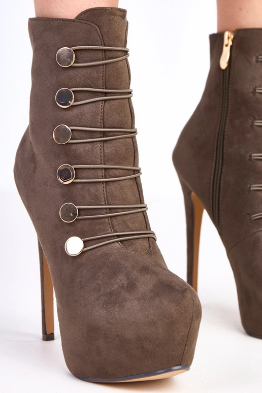 Zaļās botīnes uz platformas un augsta...