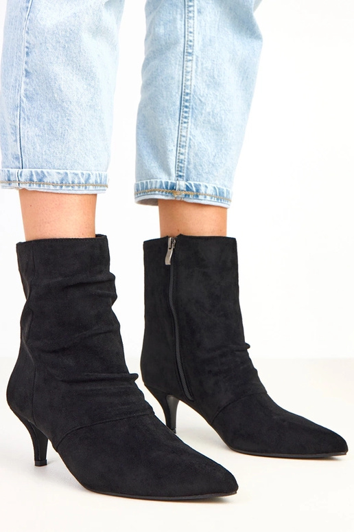 Melni botīnes uz zema papēža ar...