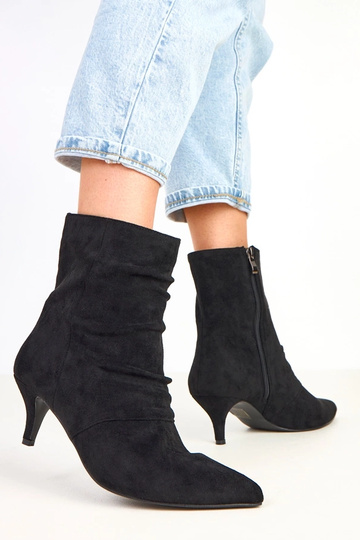 Melni botīnes uz zema... 2