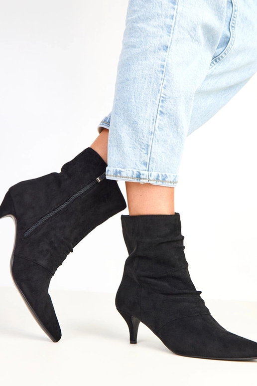 Melni botīnes uz zema papēža ar...